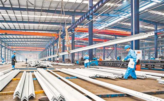 江津 鋼結(jié)構(gòu)制造企業(yè)訂單飽和，生產(chǎn)車(chē)間一片繁忙景象